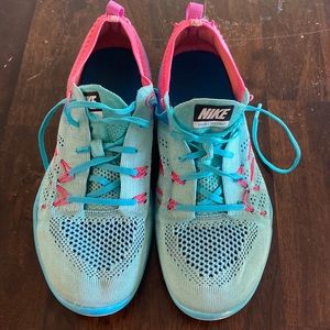 Womens Nike Focus Flyknit size 9.5 Teal/Aqua/ Pink